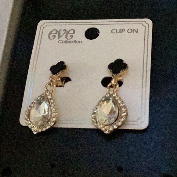 🖤NWT Gorgeous Clip On Style Earrings 
Closet Must Have 🖤 - Picture 2 of 6